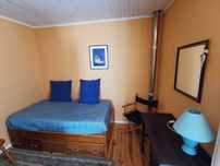 Sofá cama com gavetão  em madeira