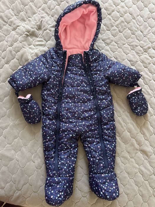 Теплий, зручний зимовий комбез для дівчинки.