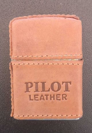 Isqueiro gasolina revestido a pele - Pilot Leather
