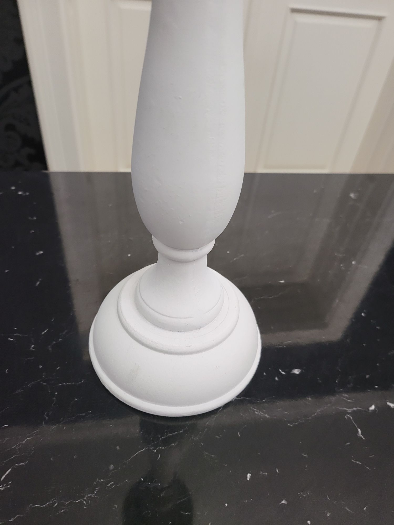 Biały świecznik kolumna