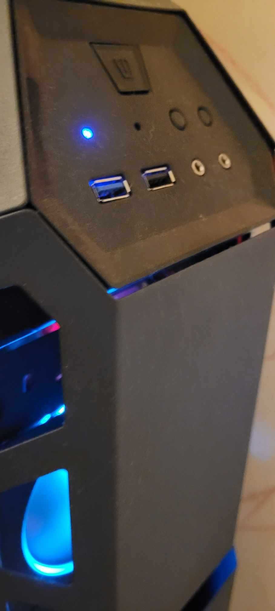 setup gamer com cadeira e  mesa