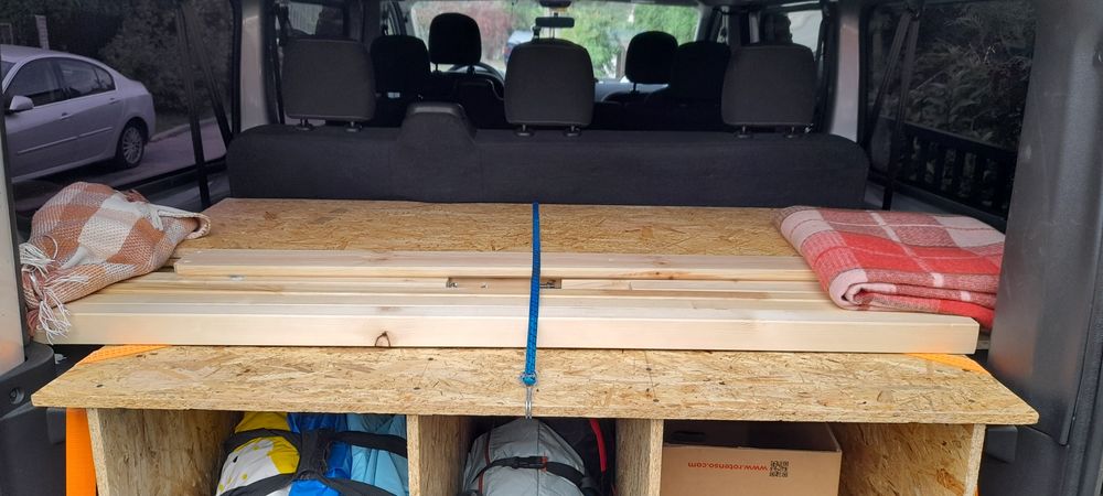 Zabudowa kempingowa vivaro trafic na całą szerokość.