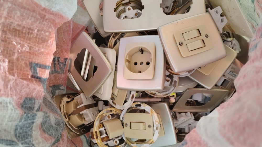 Material eléctrico tomadas interruptores comutadores