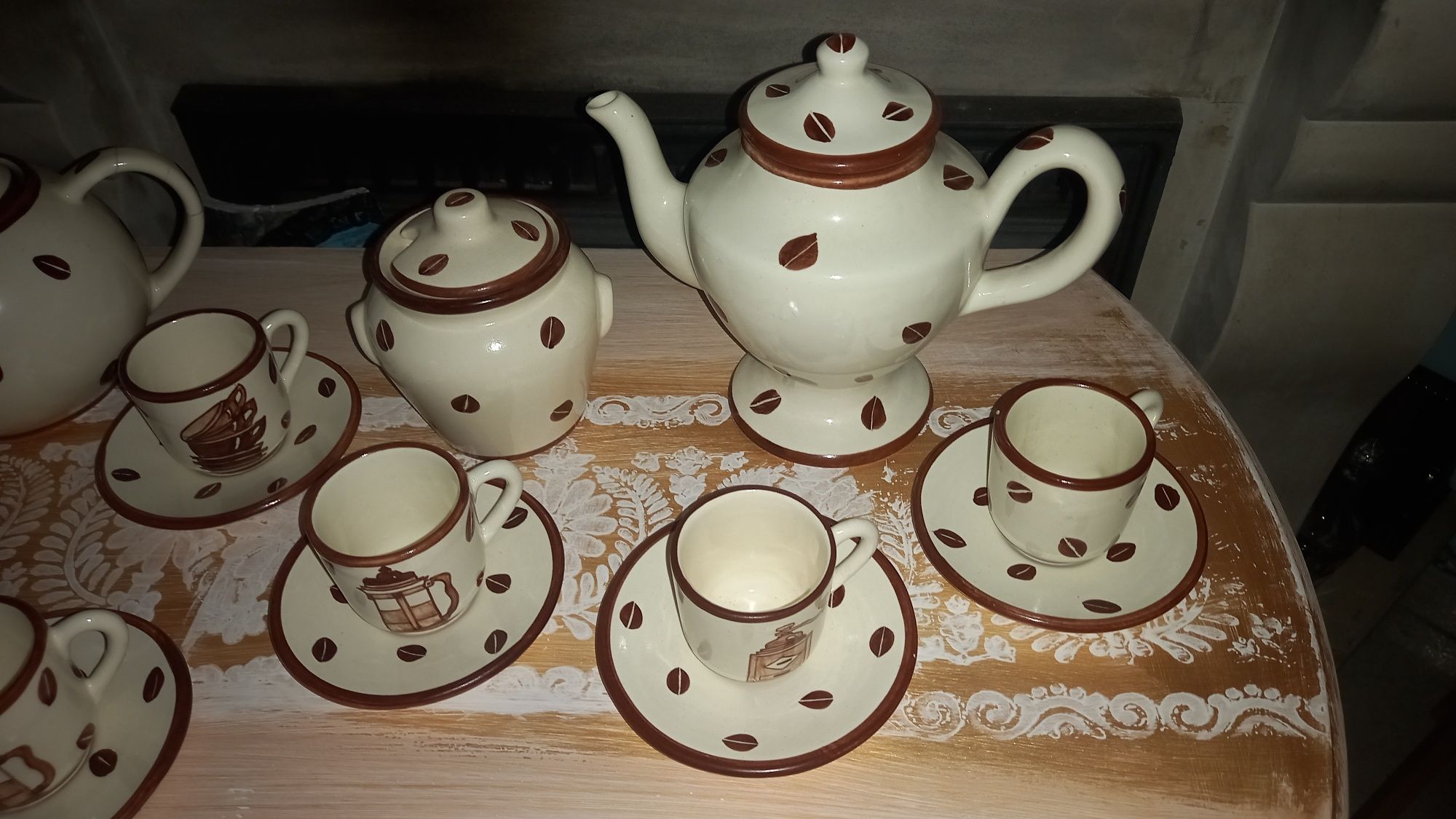 Conjunto de café,pintado à mão.
2 Bules
1 açucareiro 
6 chávenas.
6 pi