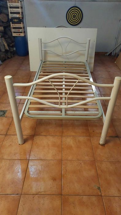Cama de ferro de solteiro lacada a branco