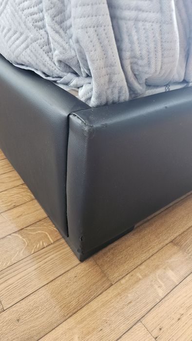 Cama casal em pele preta