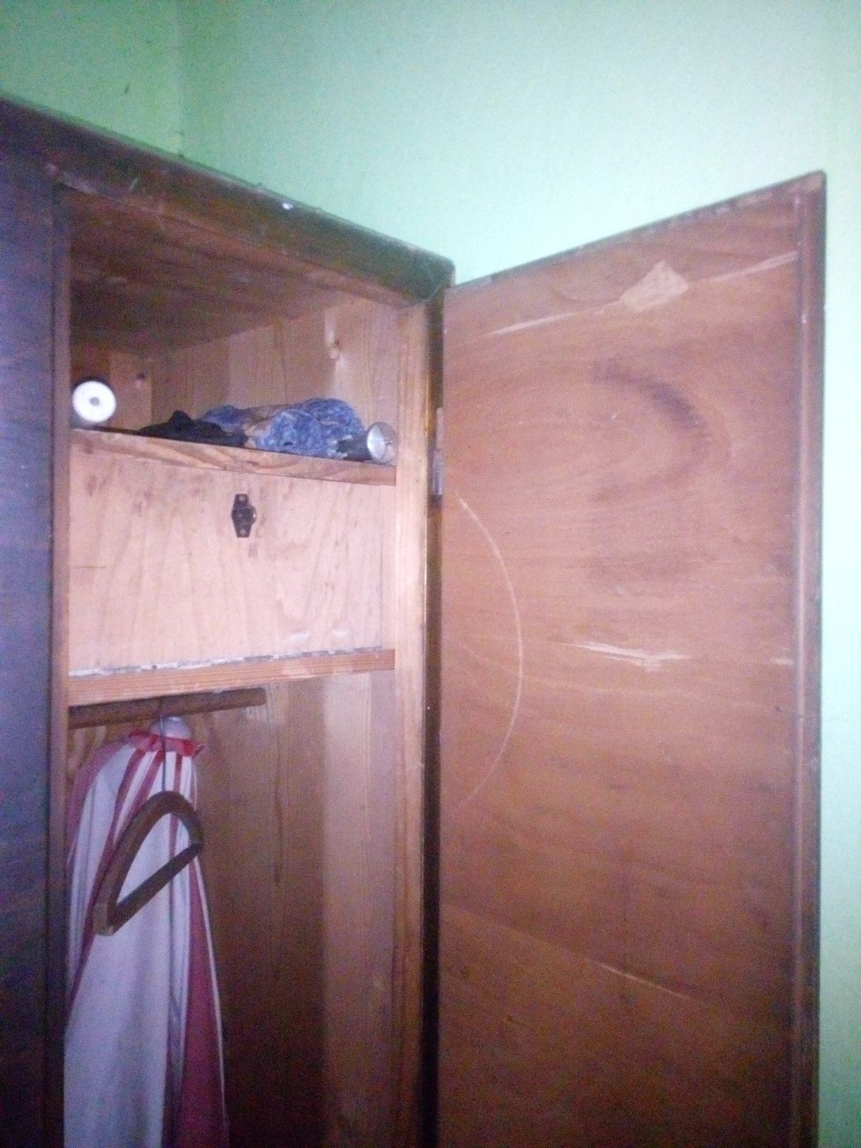 Drewnianą szafę drewniana