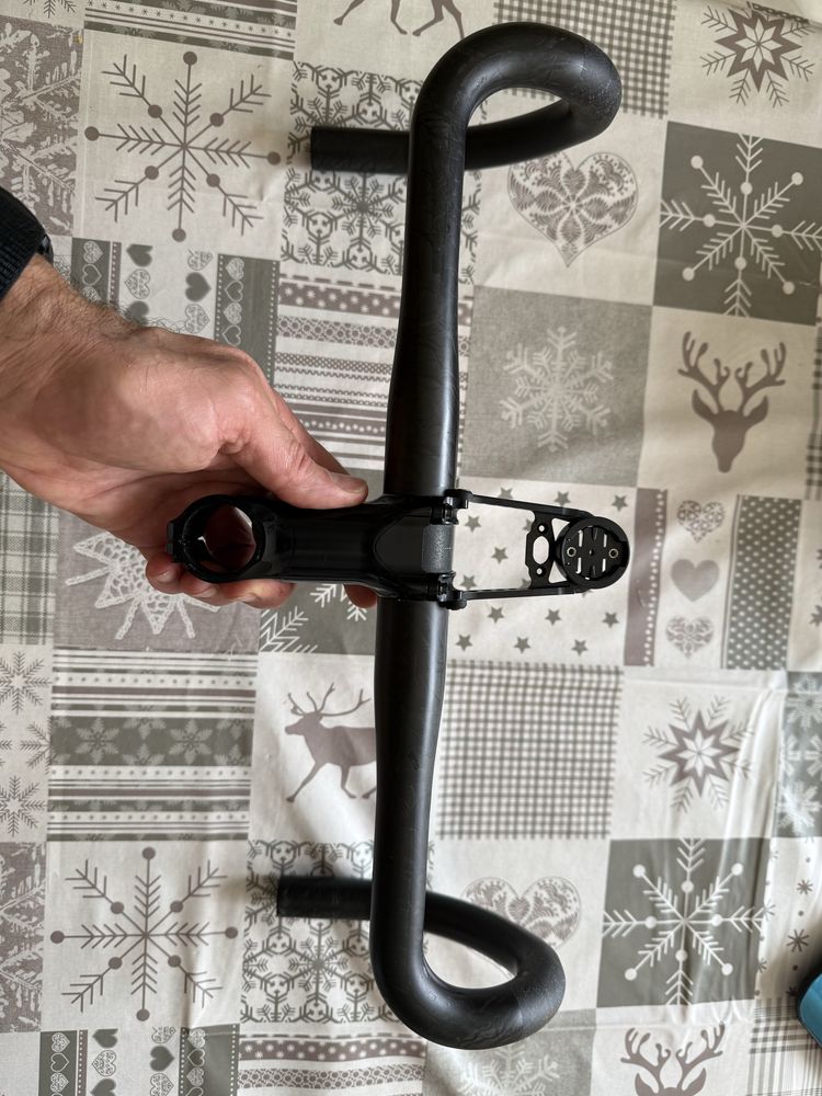Conjunto composto por guiador, avanço e suporte e gps