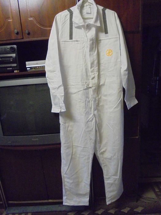 Светлый мужской костюм, рубашка на худенького парня