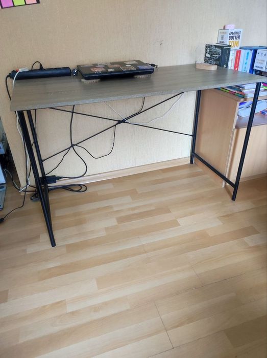 Стіл для роботи або навчання, б/у, у гарному стані

Продаю