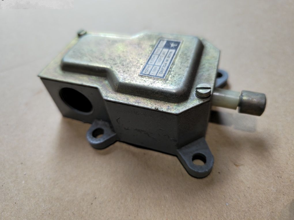 Wyłącznik krańcowy D-429 NOWY 500V Polska produkcja