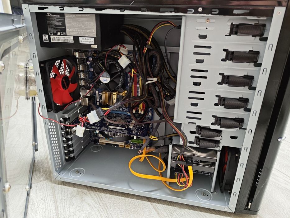 Intel core 2 duo e8400 + 2gb ram + Radeon HD 4800 512mb + 2 hdd