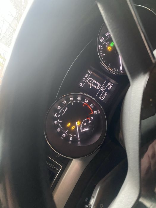 Авто повний привід,сама повна комплектація ,крім шкіри,сервісна книга!