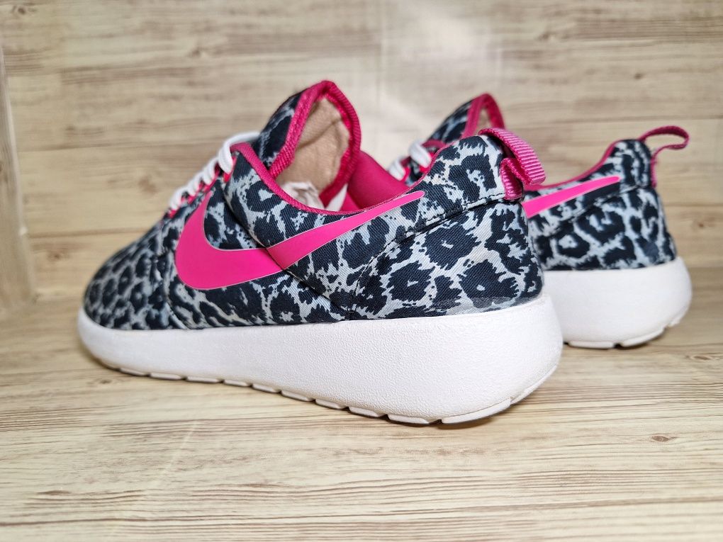 Класні жіночі кросівки Nike Women's Rosherun Safari Pink