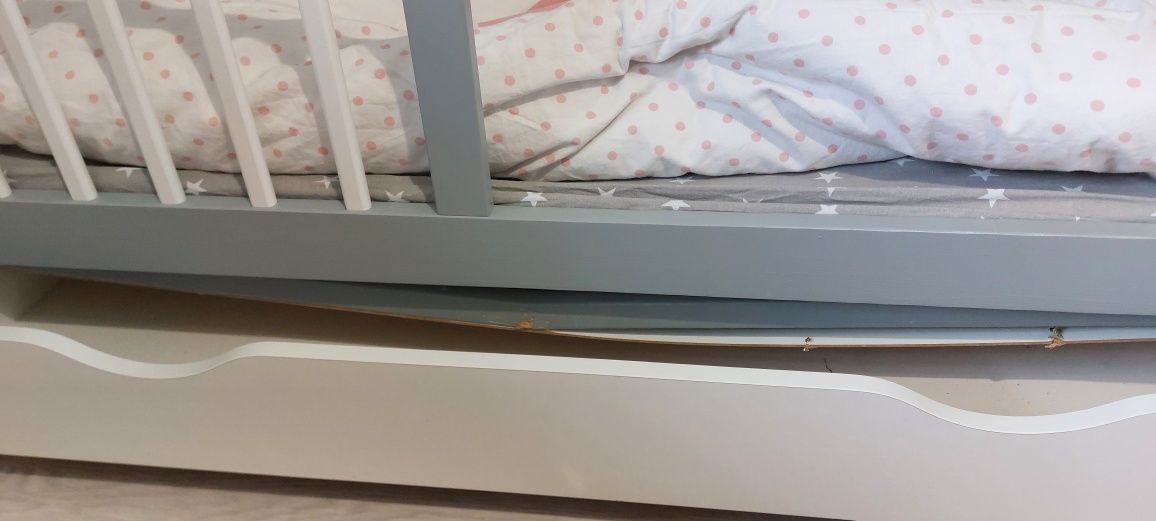 Łóżeczko z materacem i kompletem poscieli