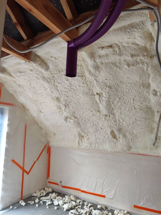 Ocieplane poddasza piana Pur . Izolacje natryskowe Pur. piana Pur