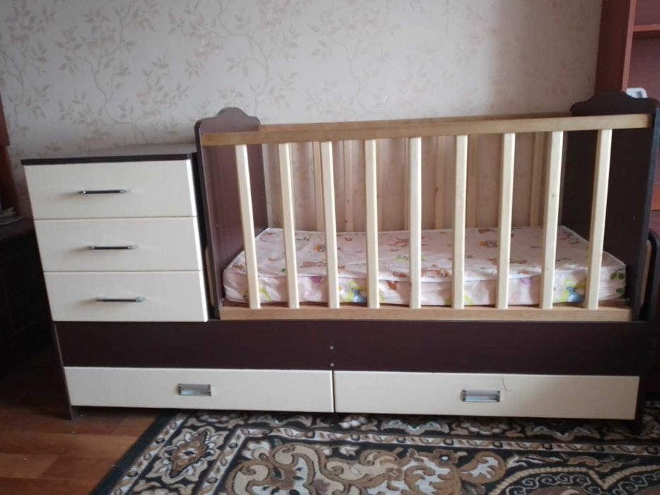 Дитяче ліжко з пеленальним столиком та маятником