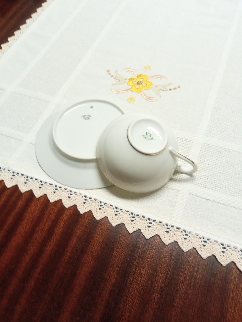 Chávena de chá em porcelana vista alegre branca com rebordo dourado