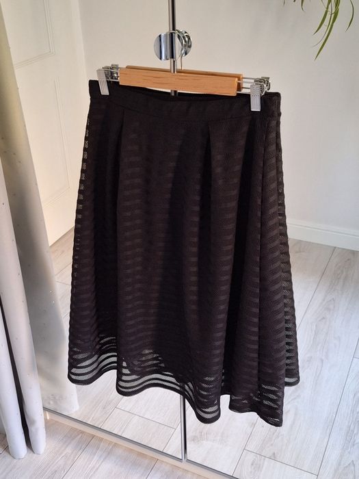 czarna spódnica midi rozkloszowana w paski