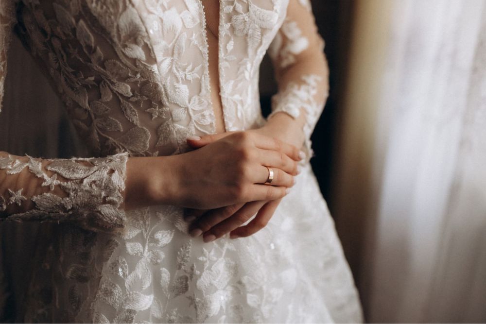 Сукня весільна з мережива невінчана