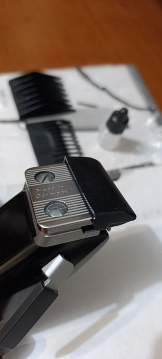 Професійна машинка для стрижки волосся