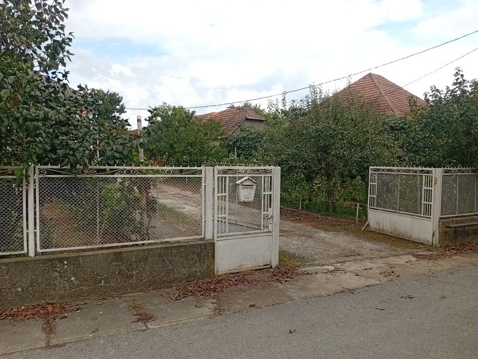 Добрий будинок на дві сім'ї 2.5 км від м. Берегове в с.(Астей) Лужанка