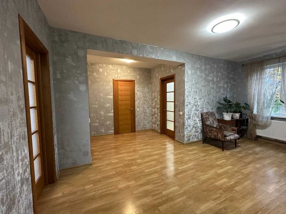 Продаж будинку 191м2 4 кімнати 18 соток