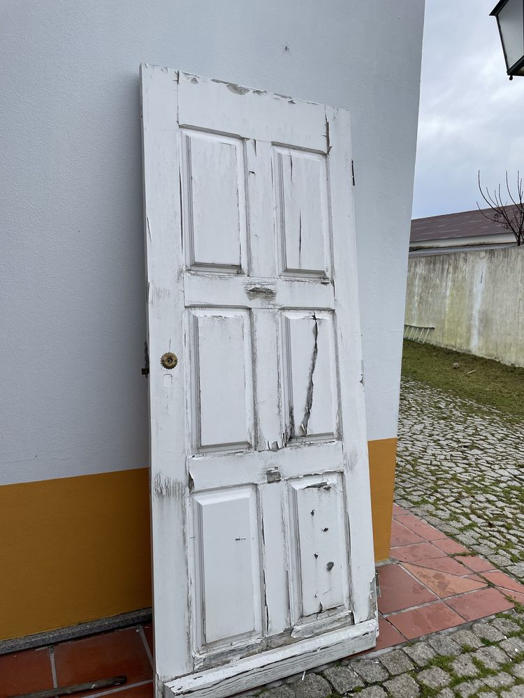 Porta da rua branca com almofada