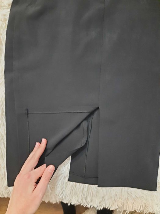 дві жіночі чорні спідниці