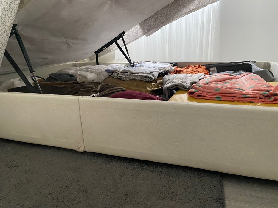 Cama de casal com arrumação