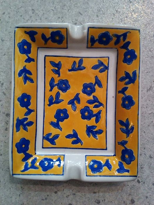 Cinzeiro antigo , artigo de coleção em porcelana marcada