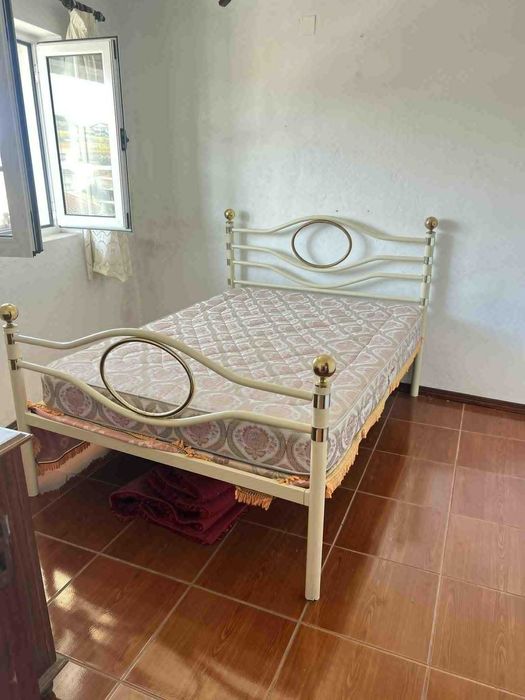 cama de ferro branco com colchão