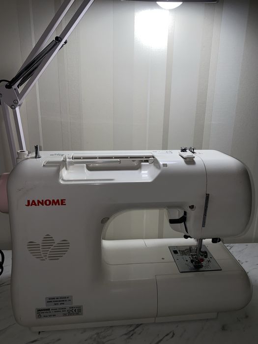 Електронна швейна машина Janome