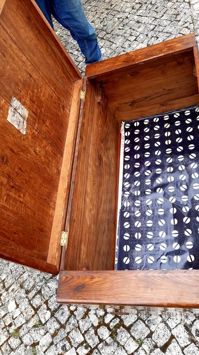 Antiga arca em madeira