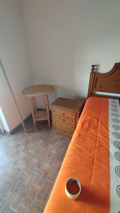 Mobilia de quarto em madeira maciça de Carvalho