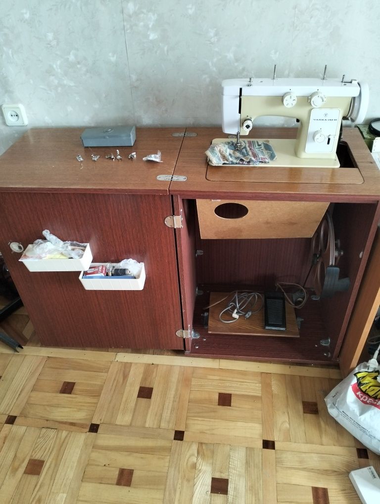 Продам швейную машину Чайка с тумбой