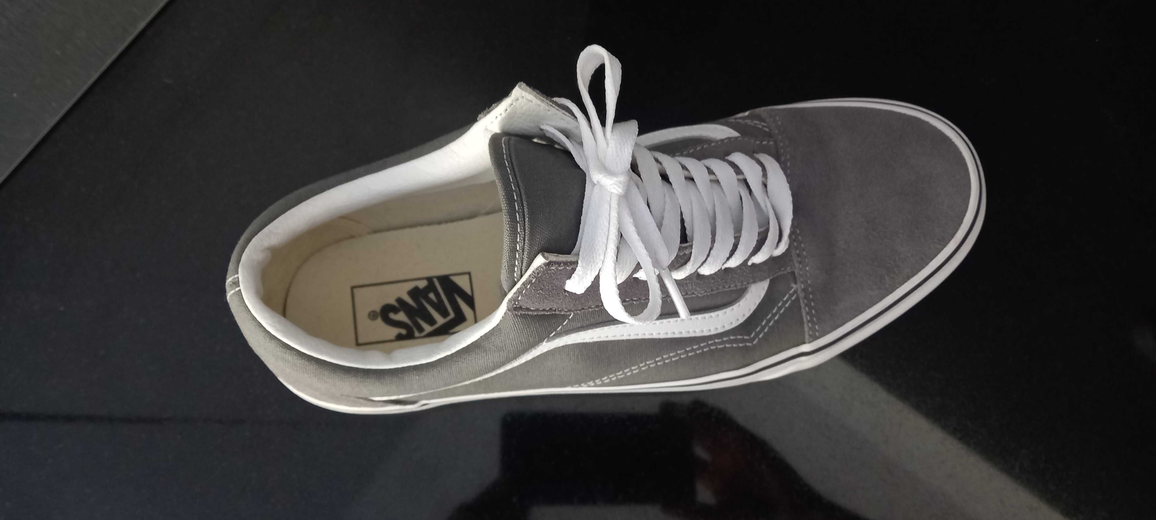 Sapatilhas VANS dois pares,um novo outro com pouco uso