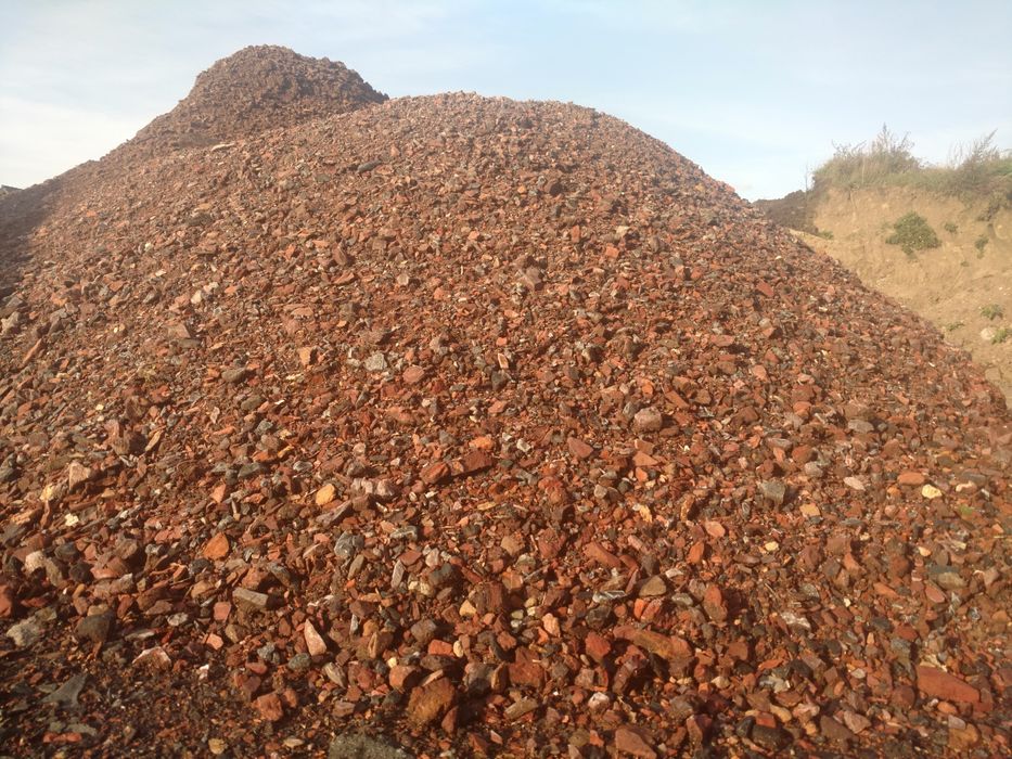 Piasek szary płukany bloczki betonowe fundamentowe cement wapno żwir