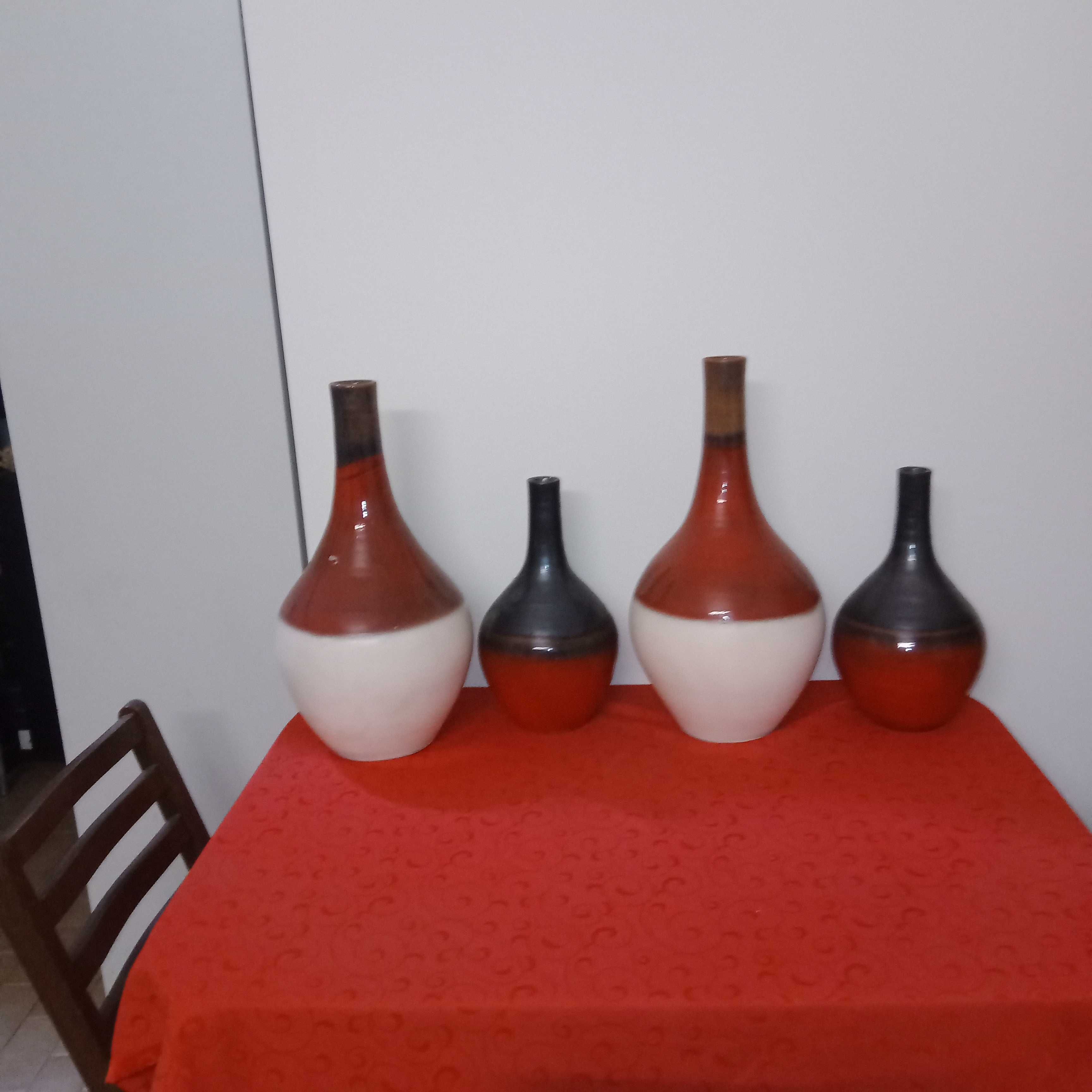 Conjunto de jarros decorativos