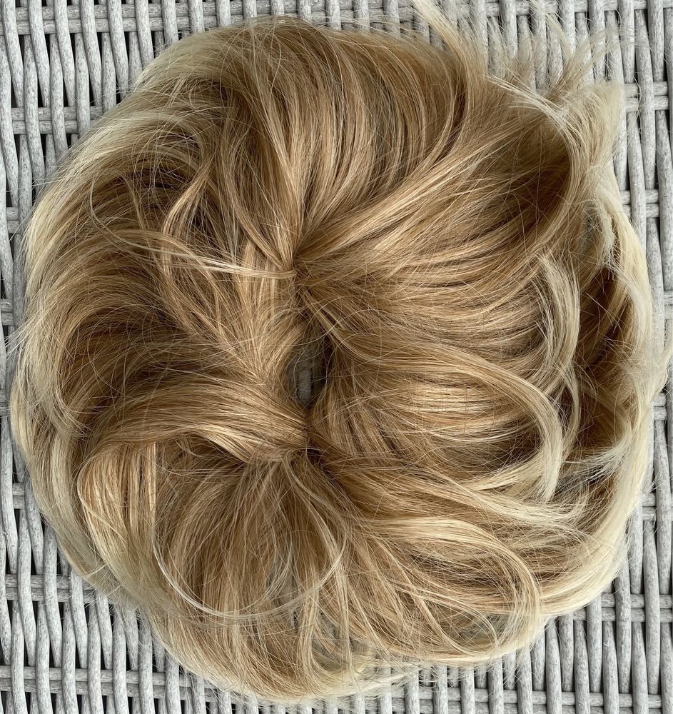 Włosy doczepiane, blond / pasemka, kok na gumce ( 450 )