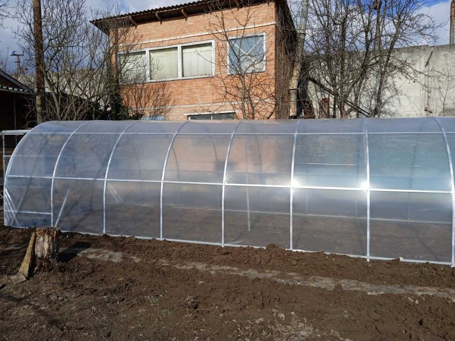 Теплиці та парники для вирощування овочів та росзади