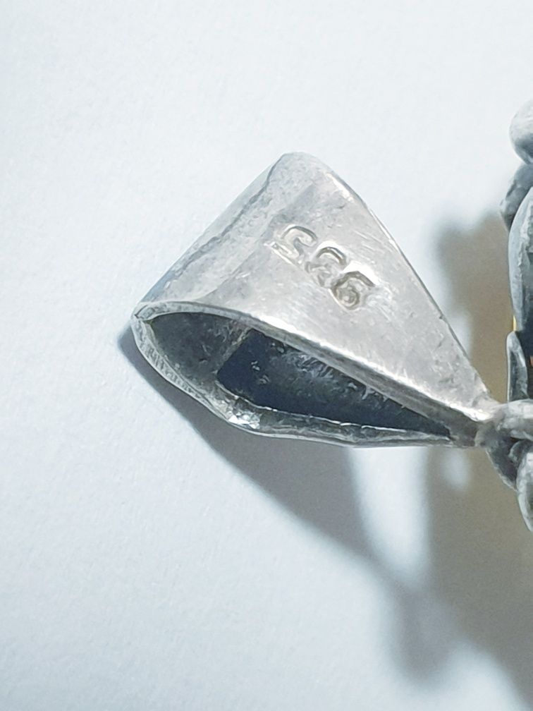 Encantadores pendentes vintage em prata contrastada e pedras preciosas