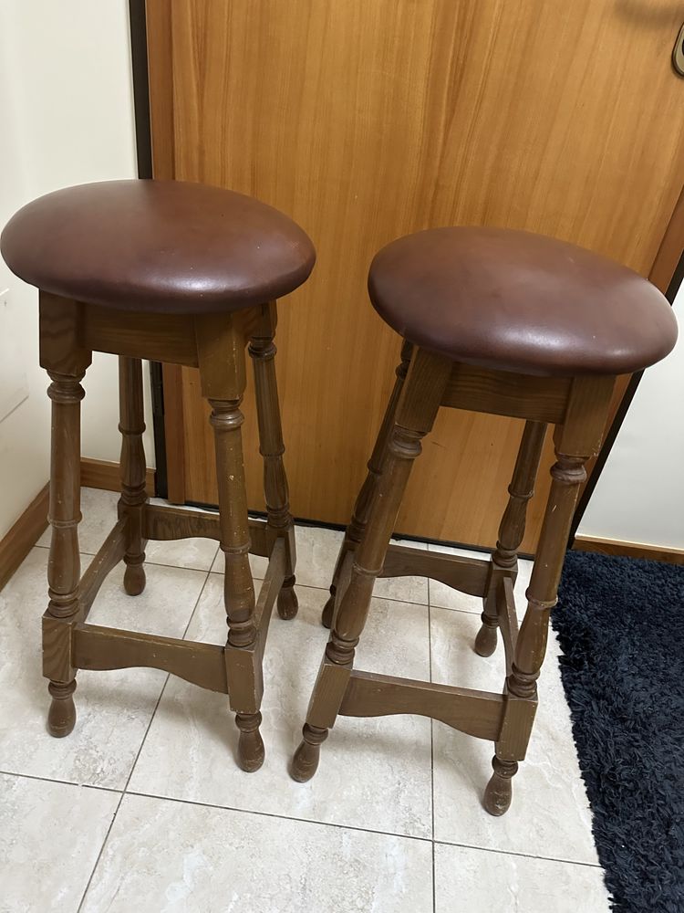 Dois bancos altos com 0,80 cm altura