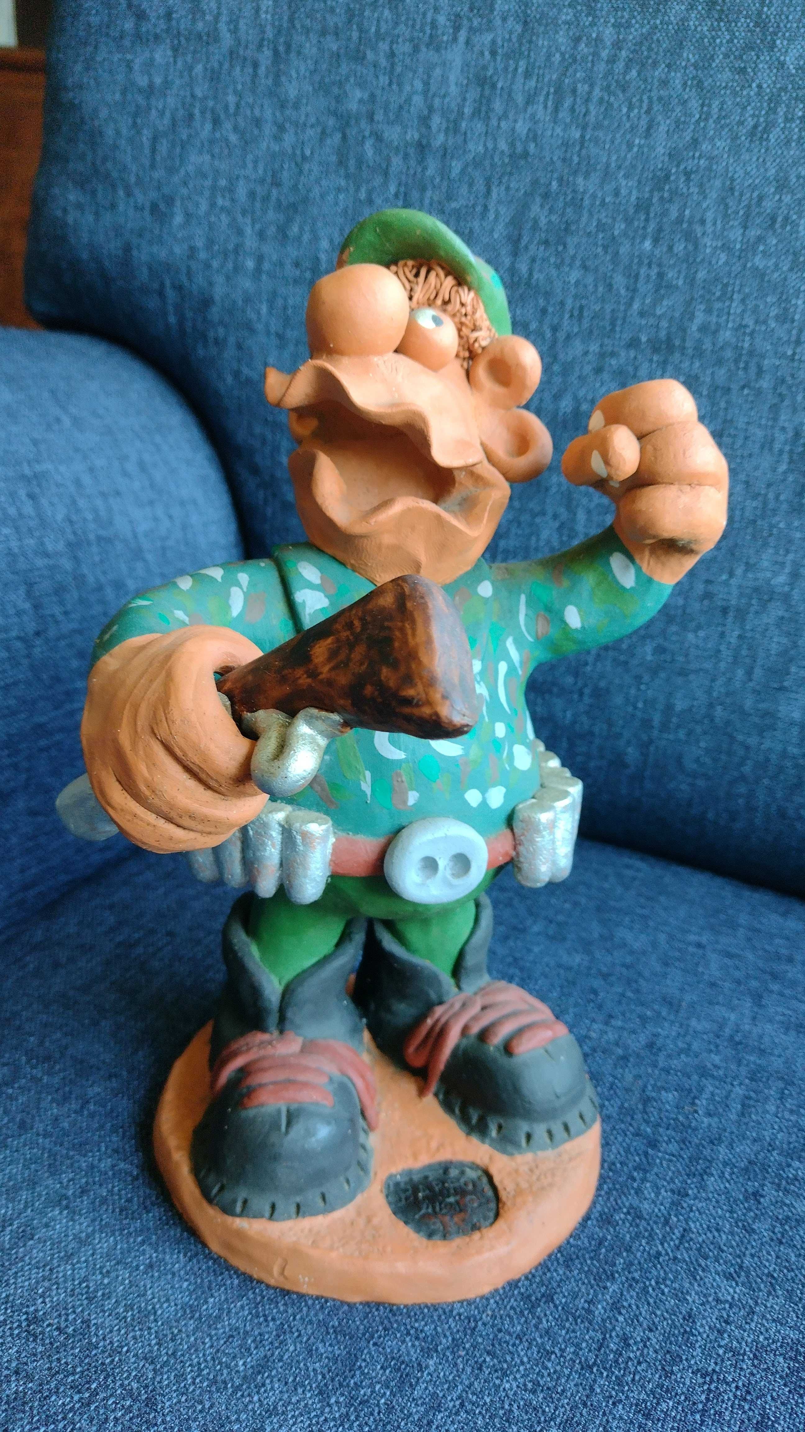 Artesanato figurativo de barro, figura Caçador, marca Barro Alto