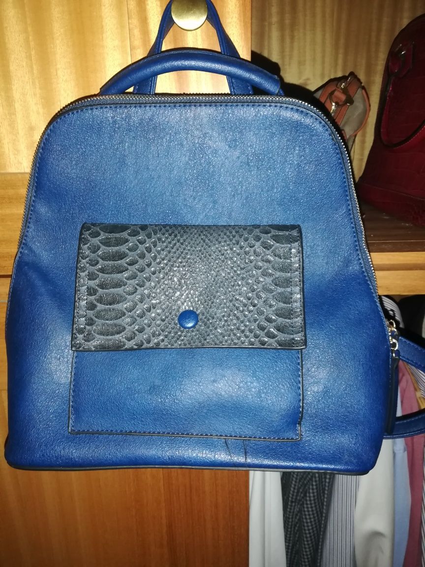 Mochila azul nova