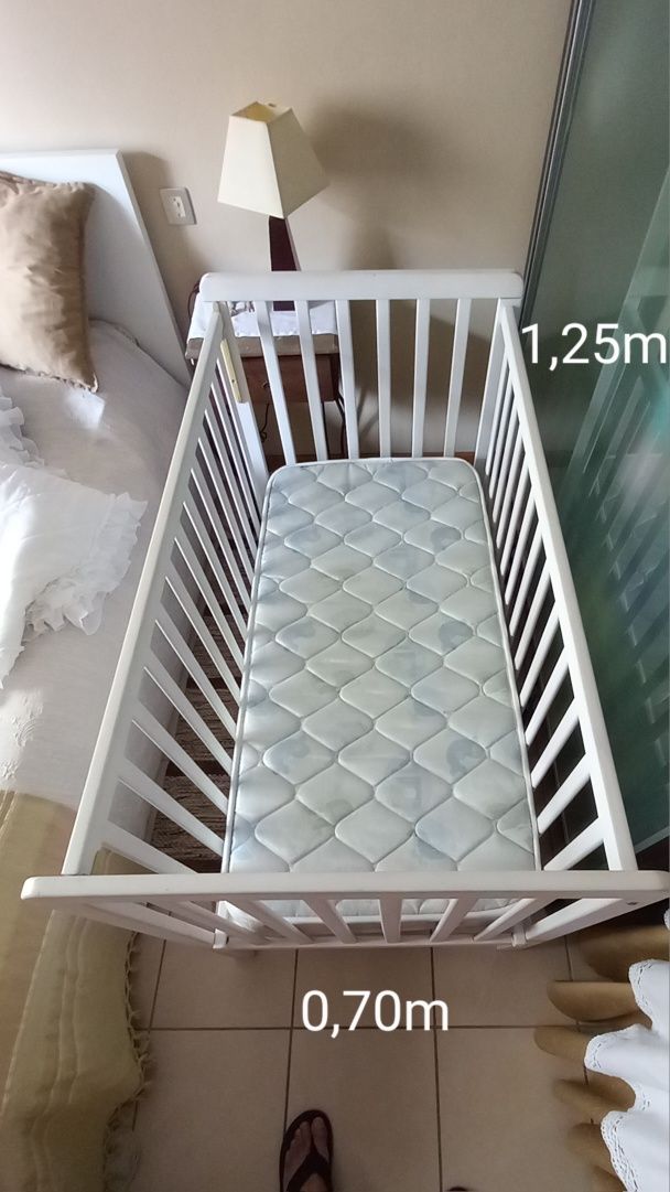Cama de bebé com colchão
