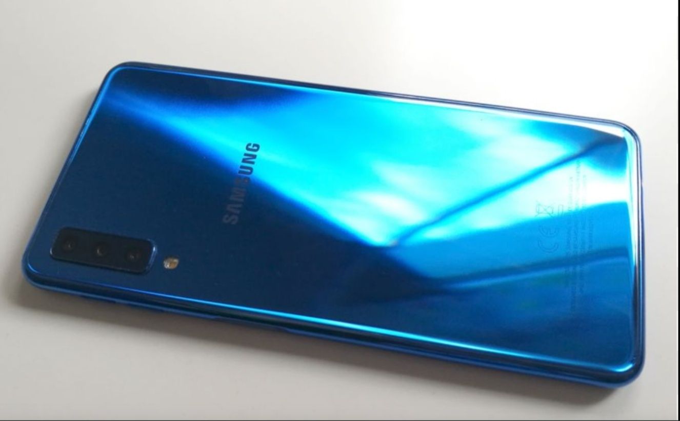 Смартфон Samsung A7 2018. 4/64 в очень хорошем состоянии