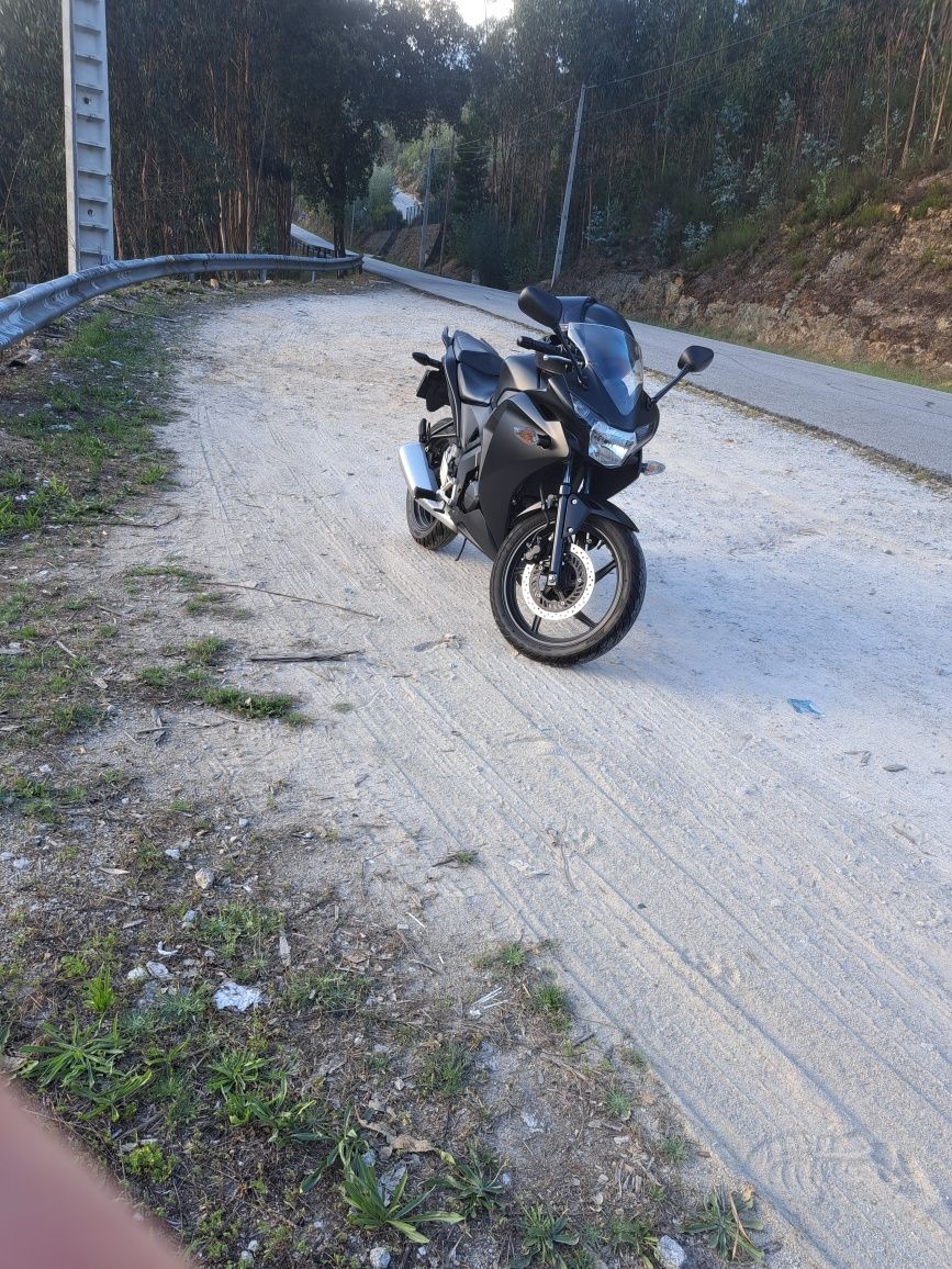 Honda cbr 125 preta