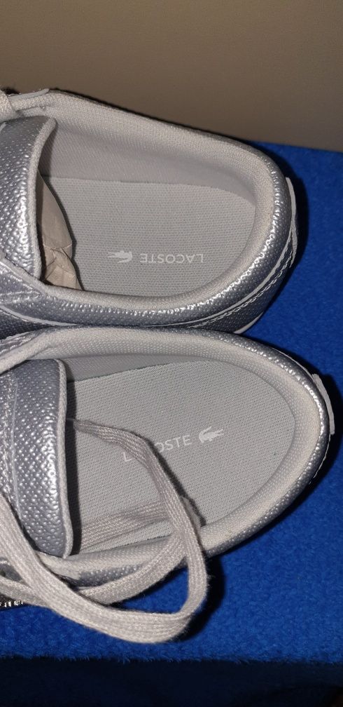 S35. Lacoste damskie buty srebrne