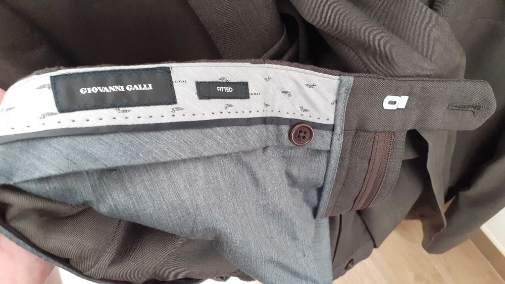 Fato castanho, marca Giovanni Galli.